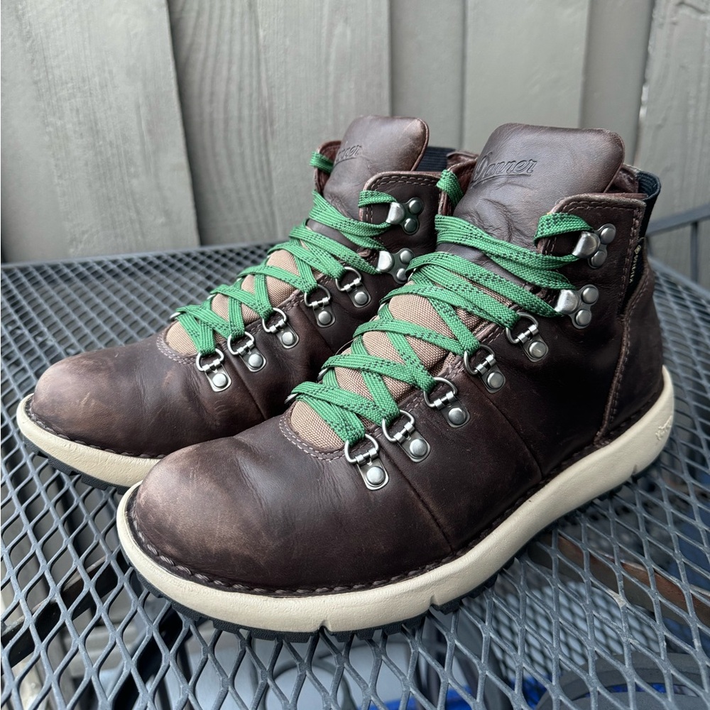Leather Danner boots GoreTex waterproof w Vibram sole men’s size 7 women’s 8.5. - Picture 2 of 9